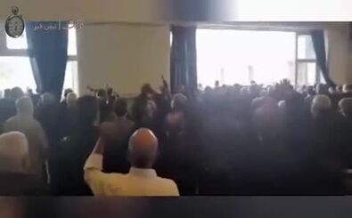شعار تند در نماز جمعه تهران علیه ظریف: ظریف گورتو گم کن!
