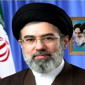 عکس یادگاری پرستارهای بی حجاب با آیت الله سید مجتبی خامنه ای