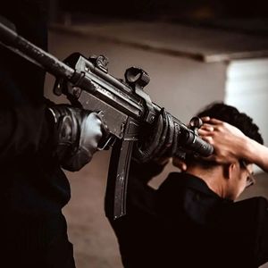  اولین تصاویر از عملیات گروگان‌گیری در یک بانک/ ویدئو