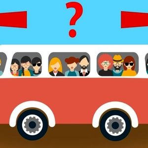 در این تصویر اتوبوس به کدام جهت در حال حرکت است؟