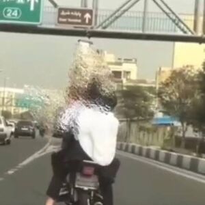 موتورسواری خطرناک دختران دانش‌آموز/ ویدئو