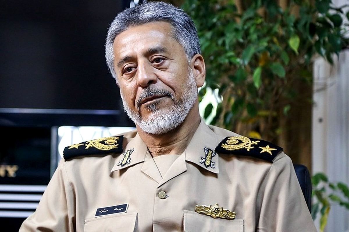 تصویر کمیاب از دریادار سیاری حین تمرین تفنگداری دریایی