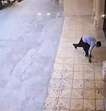 حرکت ارزشمند رفتگر ایلامی هنگام جمع‌کردن زباله‌ها/ ویدئو