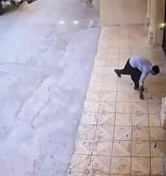 حرکت ارزشمند رفتگر ایلامی هنگام جمع‌کردن زباله‌ها/ ویدئو