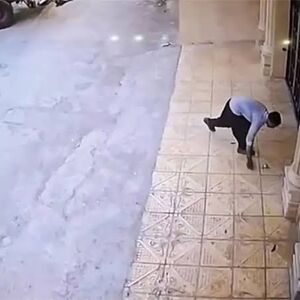 حرکت ارزشمند رفتگر ایلامی هنگام جمع‌کردن زباله‌ها/ ویدئو