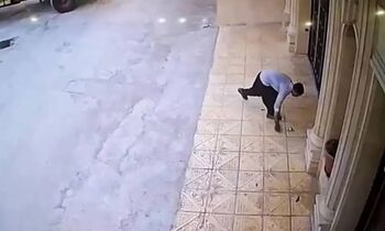 حرکت ارزشمند رفتگر ایلامی هنگام جمع‌کردن زباله‌ها/ ویدئو