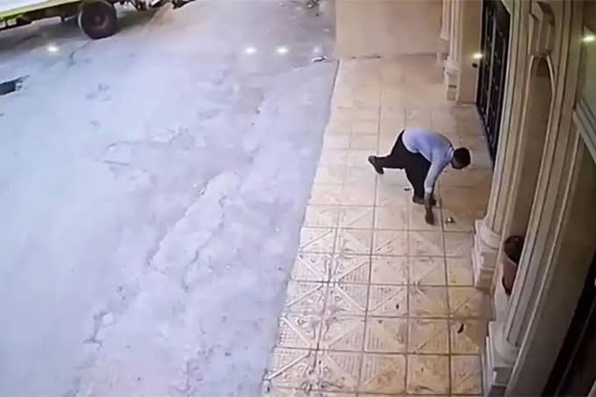 حرکت ارزشمند رفتگر ایلامی هنگام جمع‌کردن زباله‌ها/ ویدئو