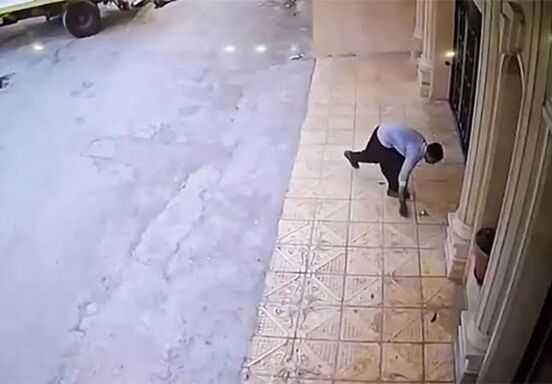 حرکت ارزشمند رفتگر ایلامی هنگام جمع‌کردن زباله‌ها/ ویدئو