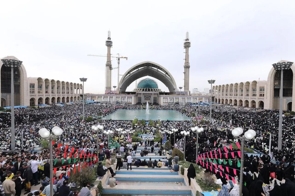 سه قاب از آخرین حضور رهبر شهید در مصلای تهران