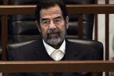 «صدام حسین» در حال نماز خواندن در خانه ای در بغداد/ عکس