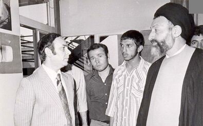شهید بهشتی در لحظه به خاک سپردن آیت‌الله طالقانی/ عکس