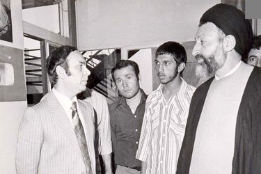 شهید بهشتی در لحظه به خاک سپردن آیت‌الله طالقانی/ عکس