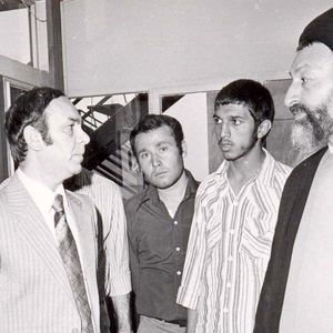 شهید بهشتی در لحظه به خاک سپردن آیت‌الله طالقانی/ عکس