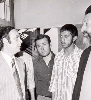 شهید بهشتی در لحظه به خاک سپردن آیت‌الله طالقانی/ عکس