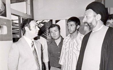 شهید بهشتی در لحظه به خاک سپردن آیت‌الله طالقانی/ عکس