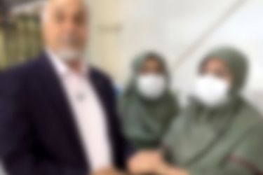 بوسه بر دست کارگر زن، کار دست کارفرما داد