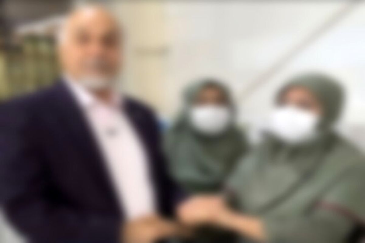 بوسه بر دست کارگر زن، کار دست کارفرما داد