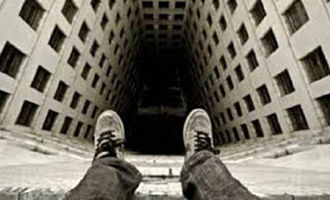 سقوط مرگبار دختر جوان از بالکن