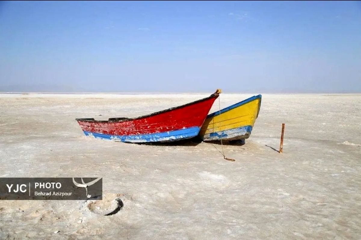 بزرگ‌ترین دریاچه ایران نفس‌های آخر را می‌کشد/ عکس