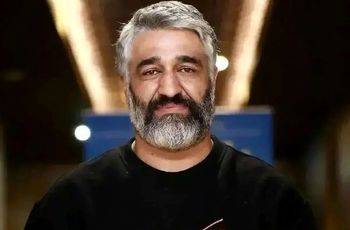 جدید ترین عکس از پژمان جمشیدی و وکیلش در دادگاه