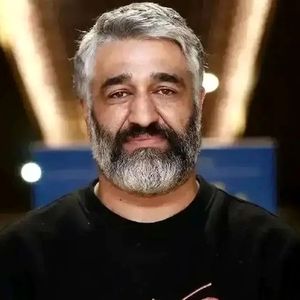 جدید ترین عکس از پژمان جمشیدی و وکیلش در دادگاه