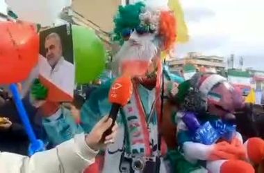 یکی از حاضران در راهپیمایی: گرانی مهم نیست، نون و پنیر می‌خوریم/ ویدئو