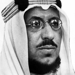 پادشاه عربستان در حال خوردن 4 آهو و 3 گوسفند کامل