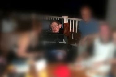 انتشار عکس‌های استفن هاوکینگ در جزیره اپستین روی ویلچر!