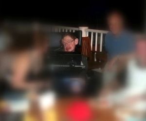 انتشار عکس‌های استفن هاوکینگ در جزیره اپستین روی ویلچر!