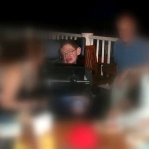 انتشار عکس‌های استفن هاوکینگ در جزیره اپستین روی ویلچر!