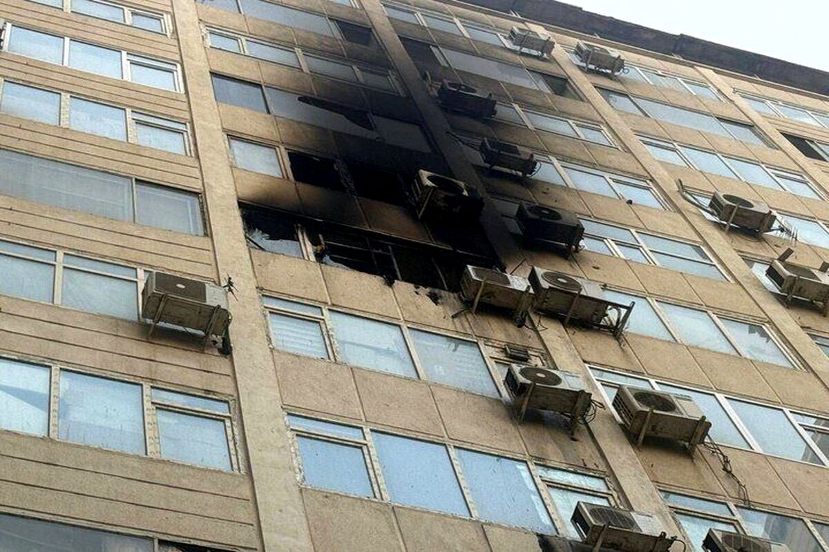 تصاویری از آتش‌سوزی در ساختمان ۱۲ طبقه در تهران