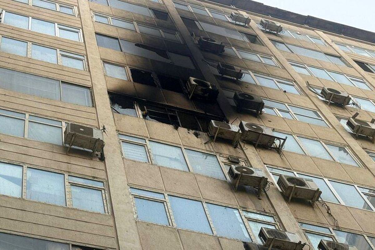 تصاویری از آتش‌سوزی در ساختمان ۱۲ طبقه در تهران
