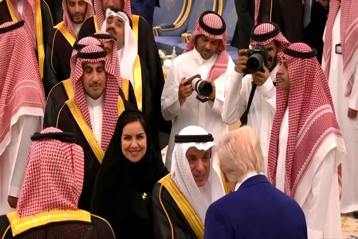 تصاویر دست‌دادن دیپلمات‌های زن عربستان با ترامپ
