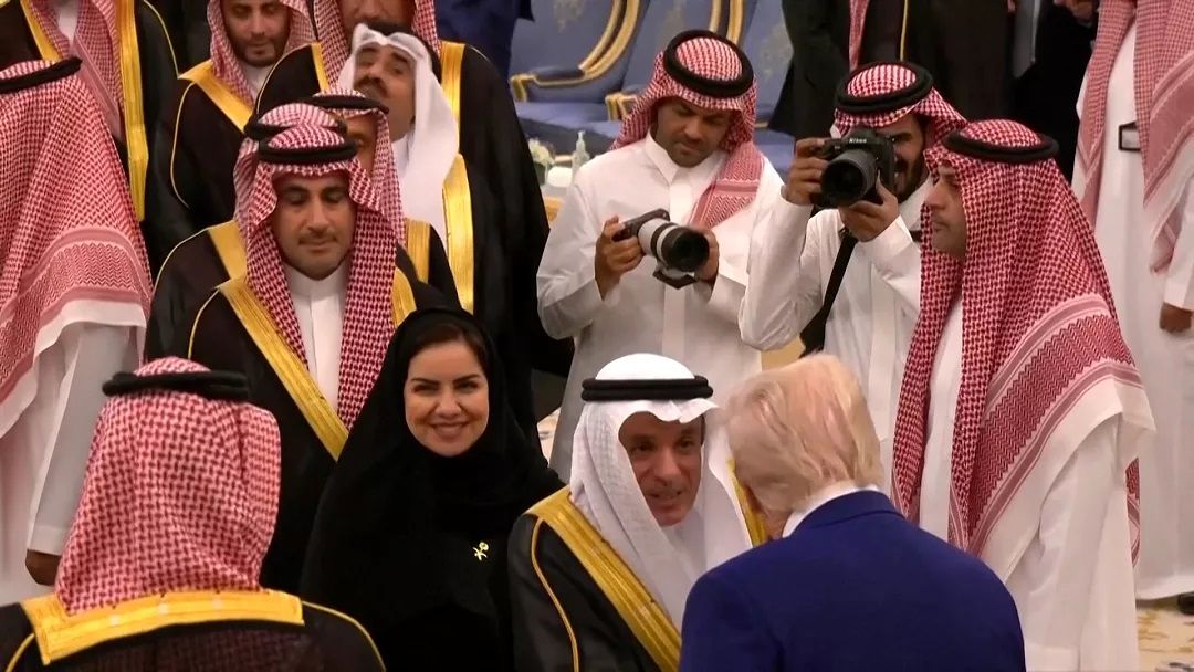 تصاویر دست‌دادن دیپلمات‌های زن عربستان با ترامپ
