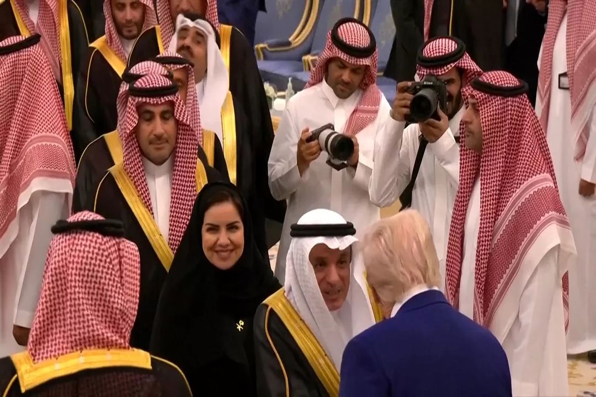 تصاویر دست‌دادن دیپلمات‌های زن عربستان با ترامپ
