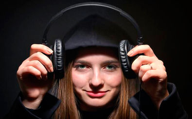  هدفون داشت این زن را به سمت مرگ می برد/ ویدئو