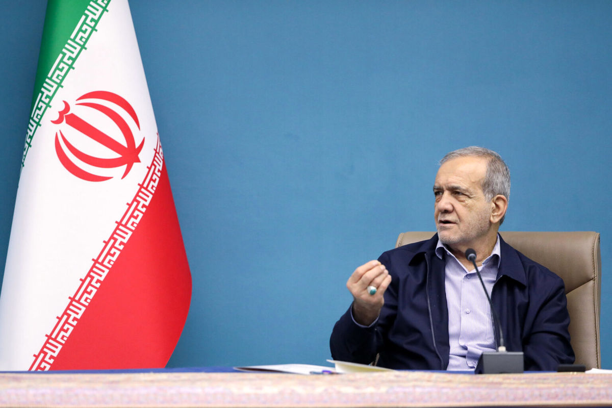 واکنش تند کیهان به پزشکیان: رئیس‌جمهور راه‌حل ندارد!