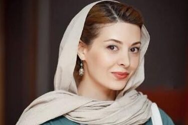 استایل متفاوت بازیگر لیسانسه‌ها میان قفسه‌های کتاب/ عکس