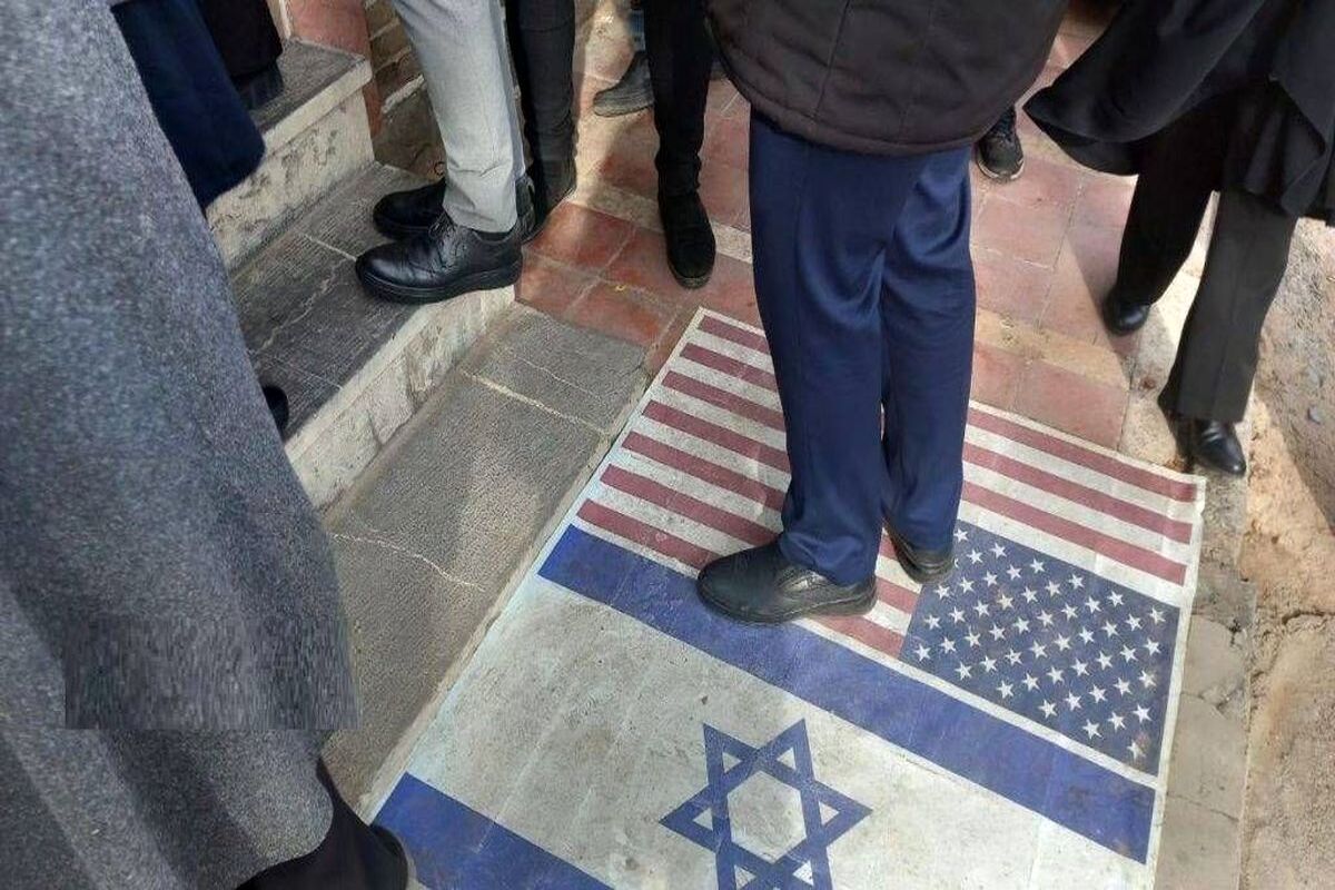 پرچم آمریکا از کف حیاط دولت ایران جمع شد
