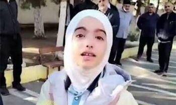 اشک‌های دختری که مجبورش کردند بی‌حجاب باشد/ ویدئو