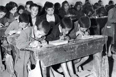 فیش حقوقی یک معلم در سال ۵۰ همه را شگفت‌زده کرد