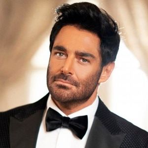 گاف عجیب در یک بنر تبلیغاتی با حضور رضا گلزار/ عکس