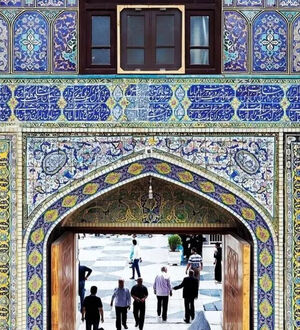انتقاد روزنامه جمهوری اسلامی از شعارها در حرم امام رضا