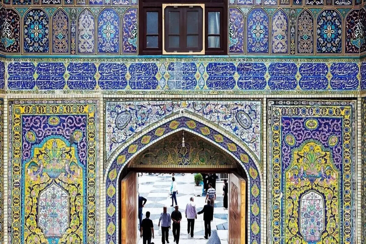 انتقاد روزنامه جمهوری اسلامی از شعارها در حرم امام رضا