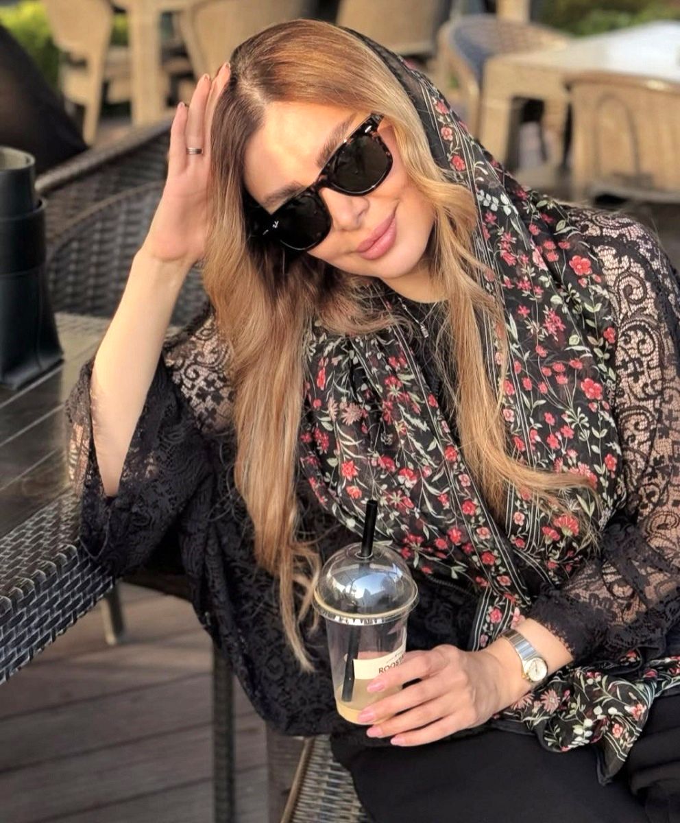 نجمه جودکی در یک کافه 3
