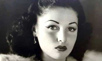 «محمدرضا پهلوی» در حال گفتگو با همسر مصری اش/ عکس