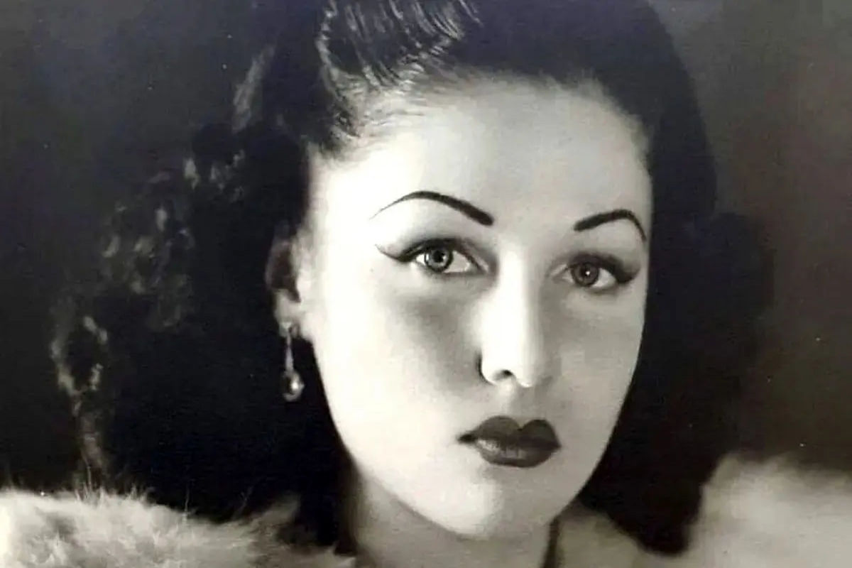 «محمدرضا پهلوی» در حال گفتگو با همسر مصری اش/ عکس