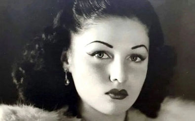 «محمدرضا پهلوی» در حال گفتگو با همسر مصری اش/ عکس