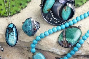 آشنایی با انواع سنگ در صنعت جواهرسازی؛ از سنگ‌های قیمتی تا نیمه‌قیمتی