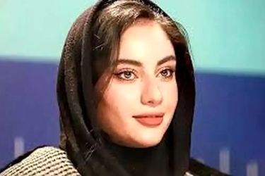 «ترلان پروانه» در حال ساندویچ‌خوردن با «محسن تنابنده»/ عکس